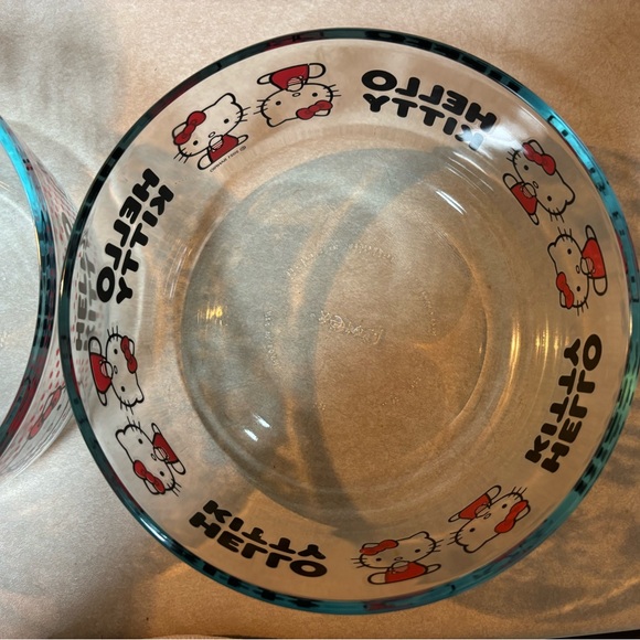 Hello Kitty Pyrex bowl for storage- perfect condition - Picture 8 of 13
